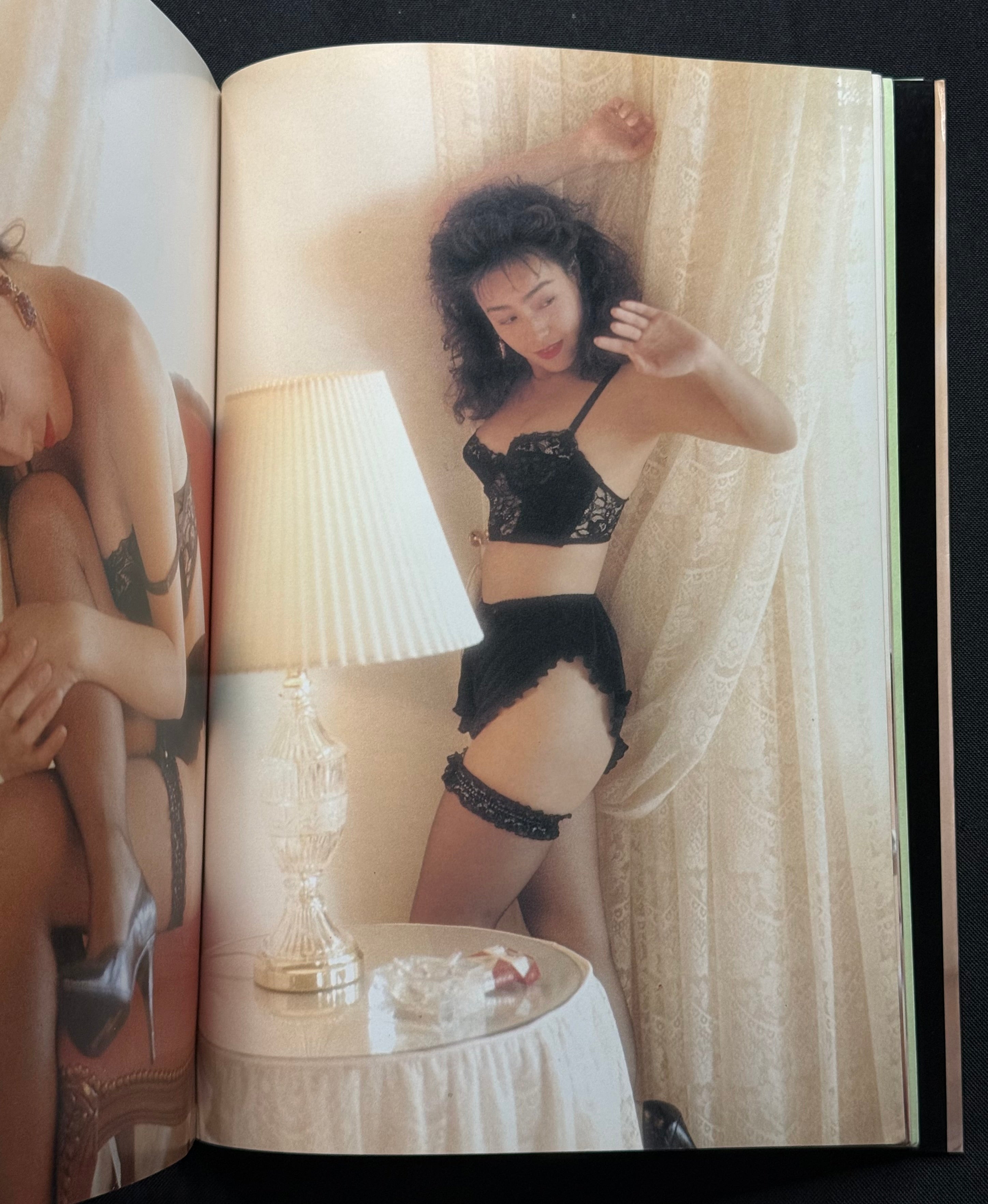 Yoshie Kashiwabara “Mellow Body” Japanese Idol Gravure Photobook (1990)