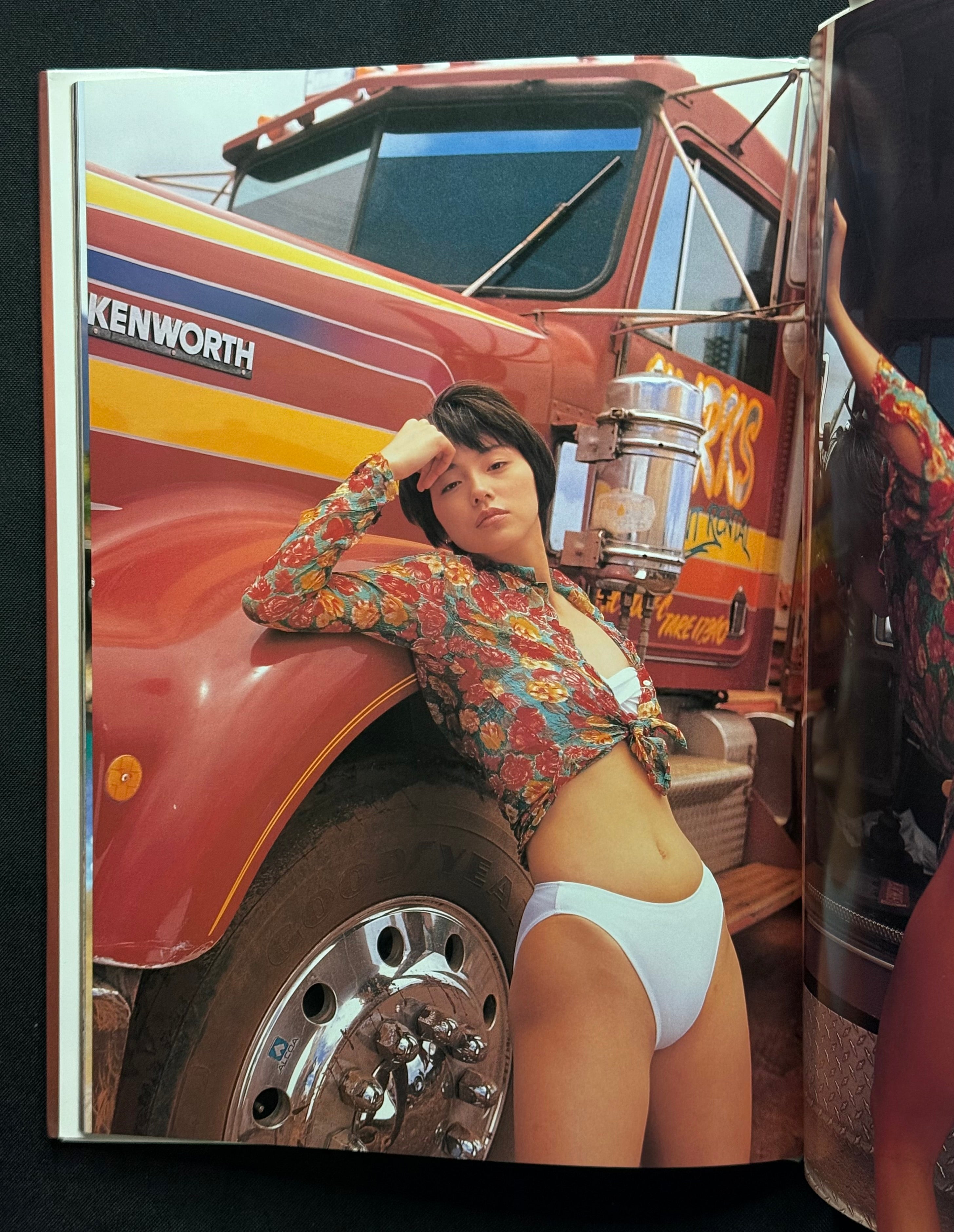 Manami Honjo “Smoochy” Hardcover Gravure Photobook (1995) Japan Import