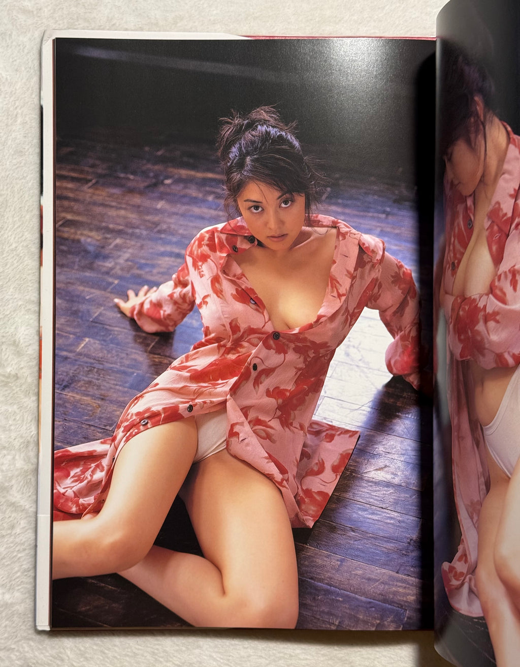 Atsuko Sakuraba “in the room” Hardcover Gravure Photobook (1997) w/obi - Japan Import