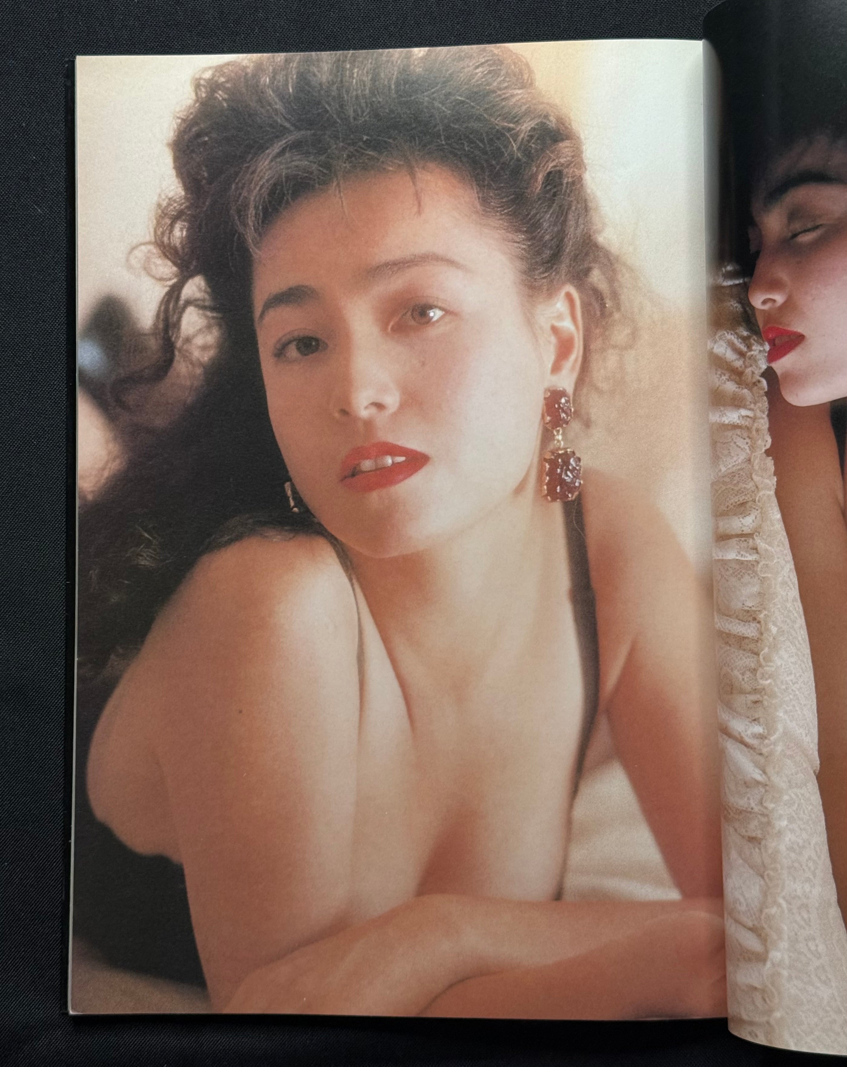 Yoshie Kashiwabara “Mellow Body” Japanese Idol Gravure Photobook (1990)