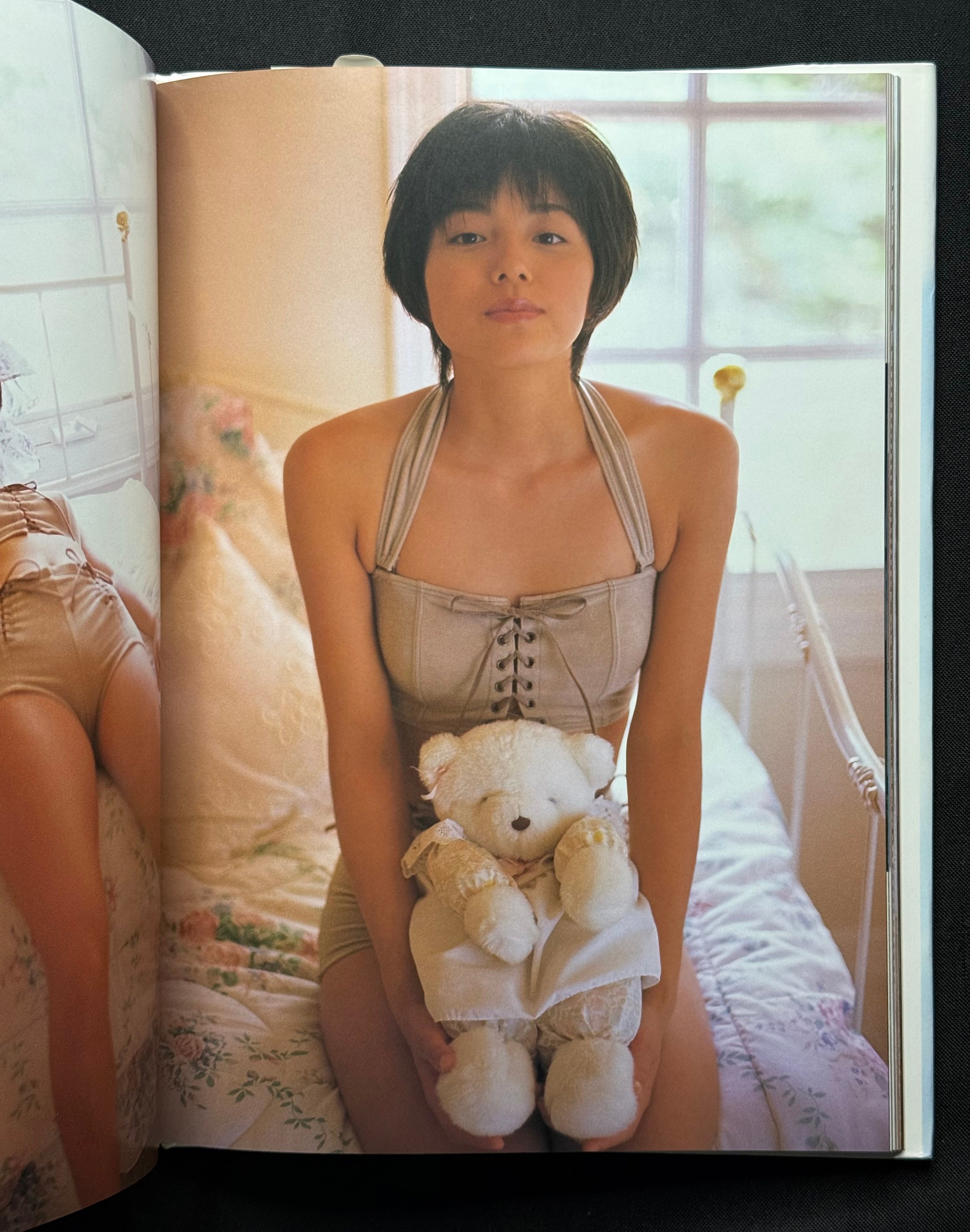 Manami Honjo “Smoochy” Hardcover Gravure Photobook (1995) Japan Import